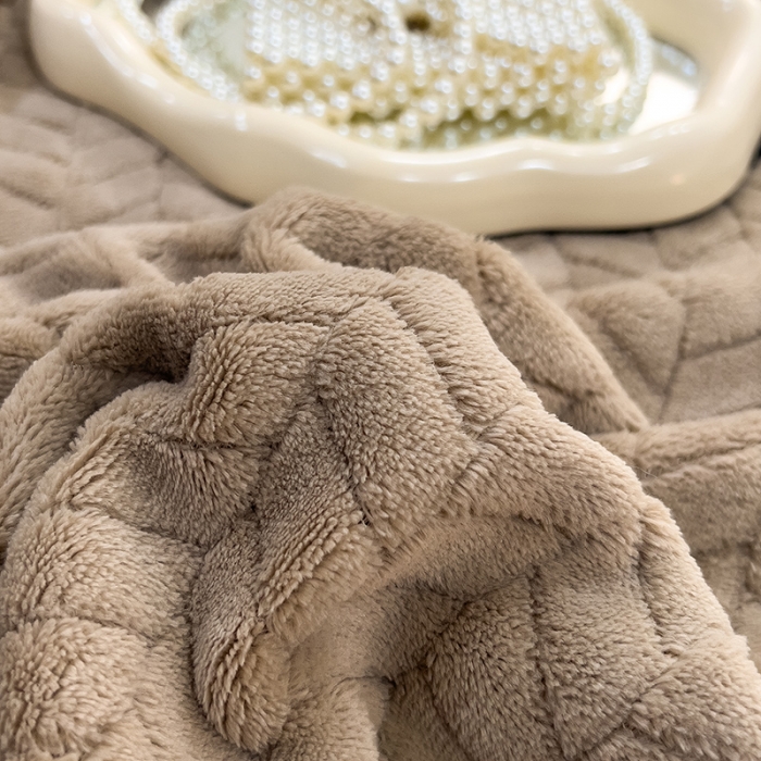 91家纺网 家纺一手货源 找家纺 全季家居  2023新款麦穗纹高克重牛奶绒色织提花被套单件 卡其