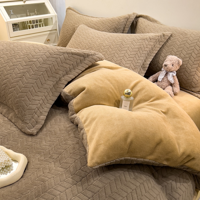 91家纺网 家纺一手货源 找家纺 全季家居  2023新款麦穗纹高克重牛奶绒色织提花被套单件 卡其