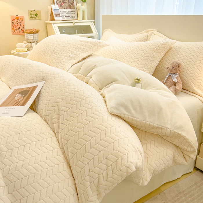 91家纺网 家纺一手货源 找家纺 全季家居  2023新款麦穗纹高克重牛奶绒色织提花被套单件 米白