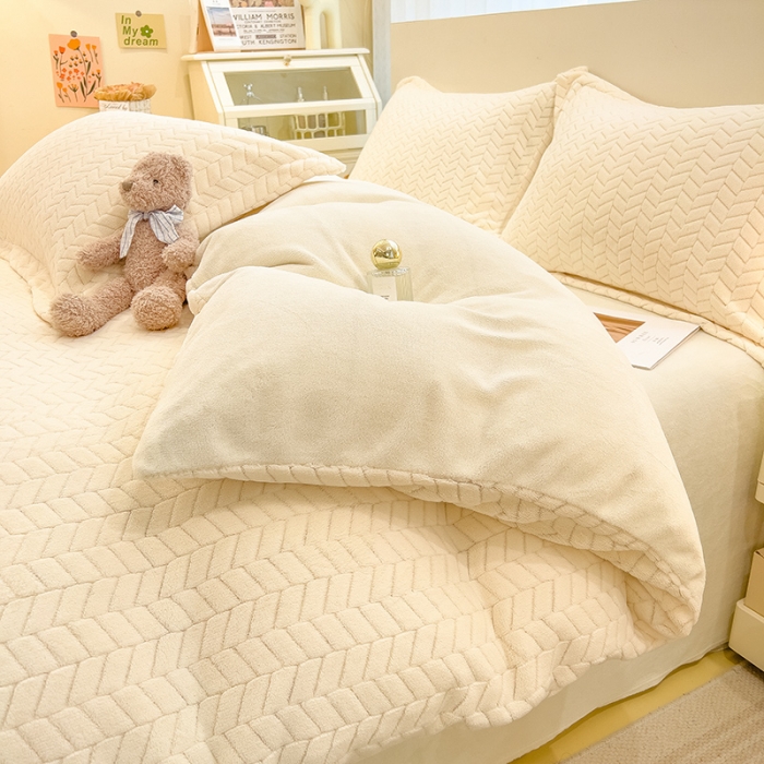 91家纺网 家纺一手货源 找家纺 全季家居  2023新款麦穗纹高克重牛奶绒色织提花被套单件 米白