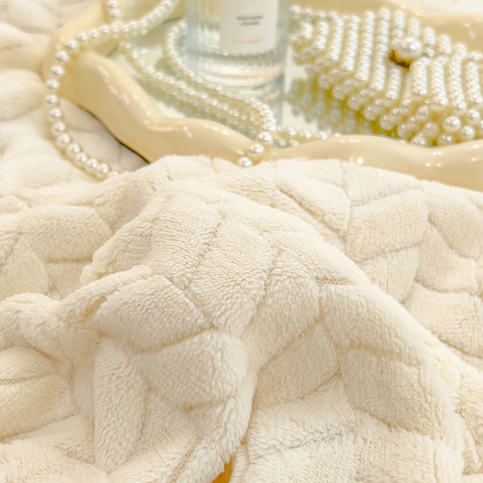 91家纺网 家纺一手货源 找家纺 全季家居  2023新款麦穗纹高克重牛奶绒色织提花被套单件 米白