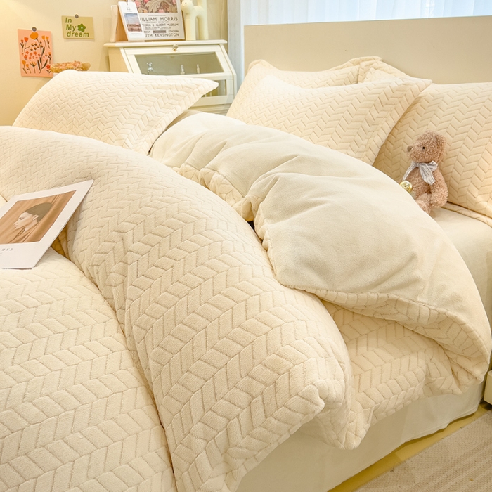 91家纺网 家纺一手货源 找家纺 全季家居  2023新款麦穗纹高克重牛奶绒色织提花被套单件 米白