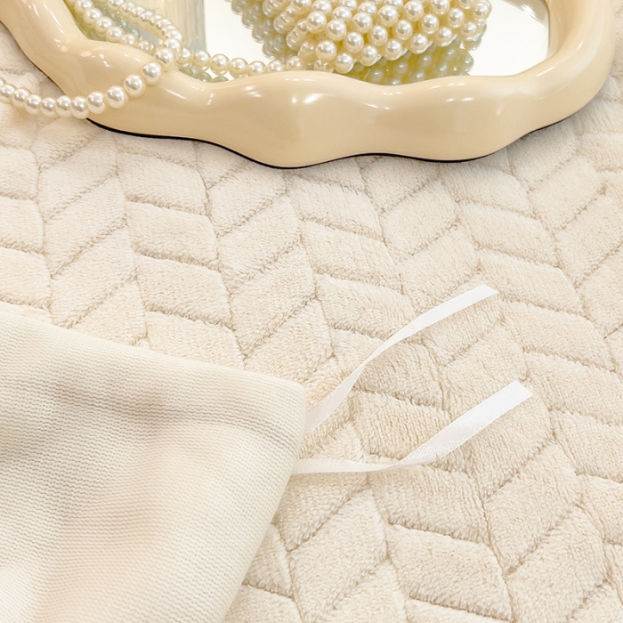 91家纺网 家纺一手货源 找家纺 全季家居  2023新款麦穗纹高克重牛奶绒色织提花被套单件 米白