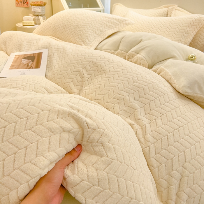 91家纺网 家纺一手货源 找家纺 全季家居  2023新款麦穗纹高克重牛奶绒色织提花被套单件 米白