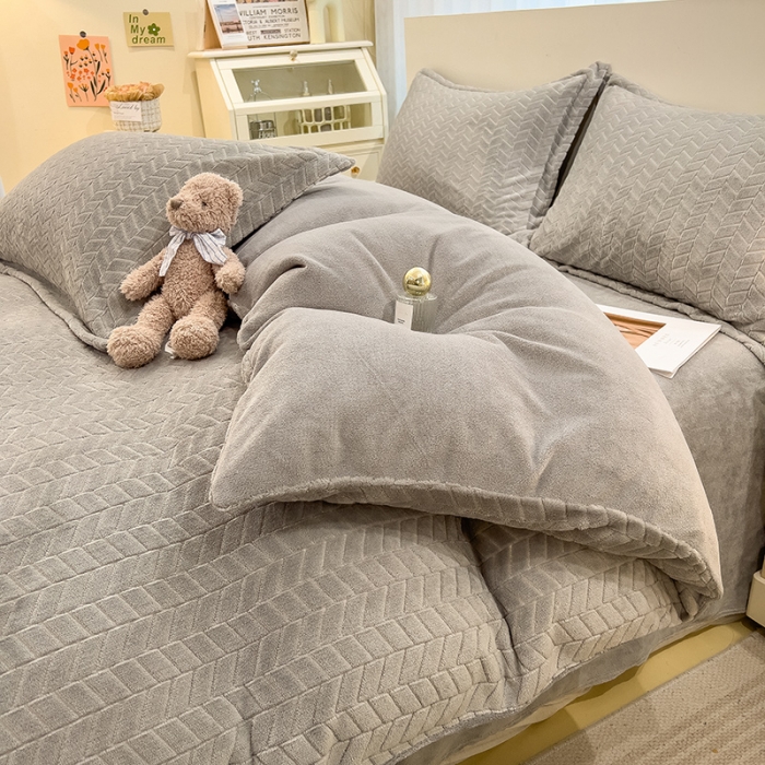 91家纺网 家纺一手货源 找家纺 全季家居  2023新款麦穗纹高克重牛奶绒色织提花被套单件 浅灰