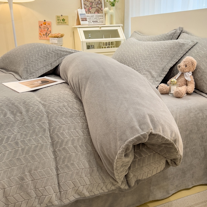 91家纺网 家纺一手货源 找家纺 全季家居  2023新款麦穗纹高克重牛奶绒色织提花被套单件 浅灰