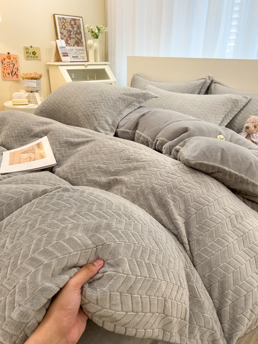 91家纺网 家纺一手货源 找家纺 全季家居  2023新款麦穗纹高克重牛奶绒色织提花被套单件 浅灰