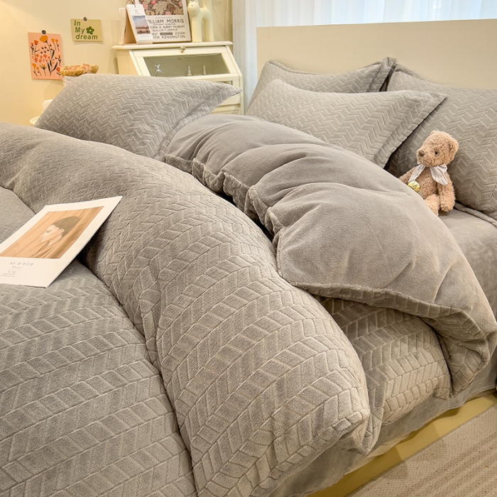 91家纺网 家纺一手货源 找家纺 全季家居  2023新款麦穗纹高克重牛奶绒色织提花被套单件 浅灰