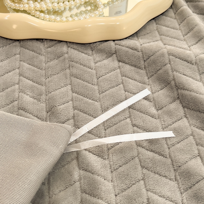 91家纺网 家纺一手货源 找家纺 全季家居  2023新款麦穗纹高克重牛奶绒色织提花被套单件 浅灰