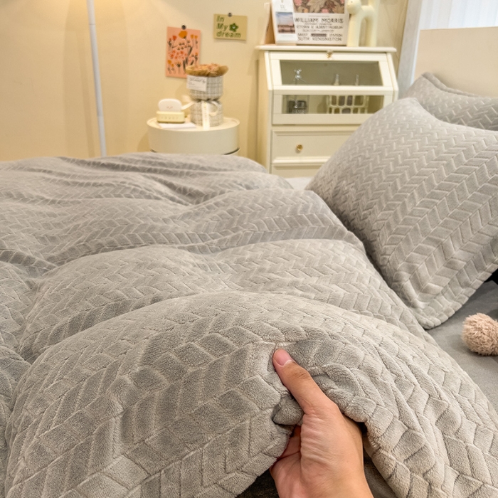 91家纺网 家纺一手货源 找家纺 全季家居  2023新款麦穗纹高克重牛奶绒色织提花被套单件 浅灰