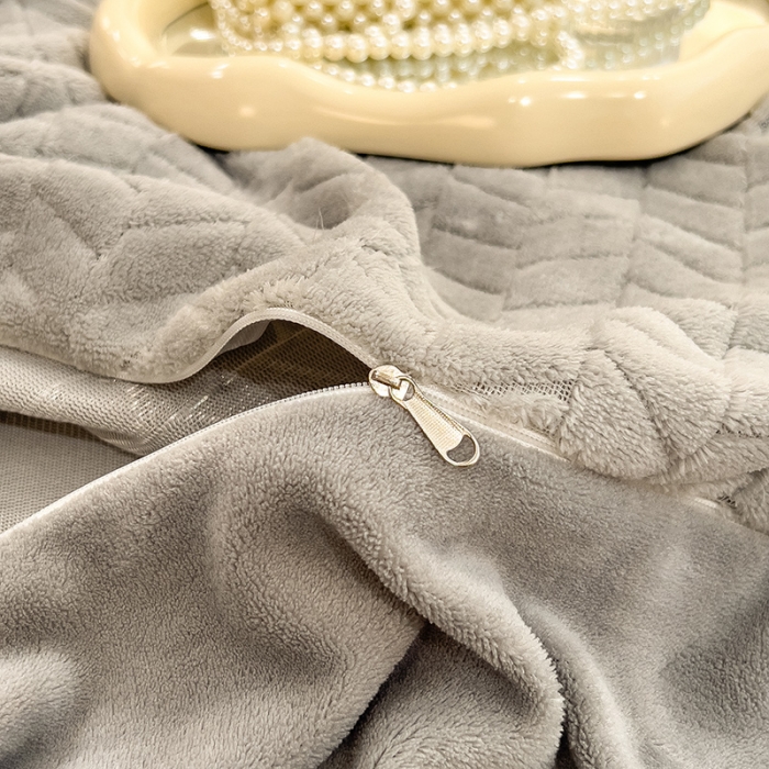 91家纺网 家纺一手货源 找家纺 全季家居  2023新款麦穗纹高克重牛奶绒色织提花被套单件 浅灰