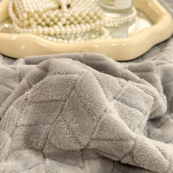 91家纺网 家纺一手货源 找家纺 全季家居  2023新款麦穗纹高克重牛奶绒色织提花被套单件 浅灰