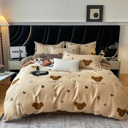 91家纺网 家纺一手货源 找家纺 仟网汇 2024新款磨毛一字绣印花居家四件套 布袋熊