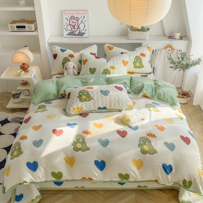 91家纺网 家纺一手货源 找家纺 赫梵茜 2023新款牛奶绒豆豆绒印花床盖被罩 爱心恐龙