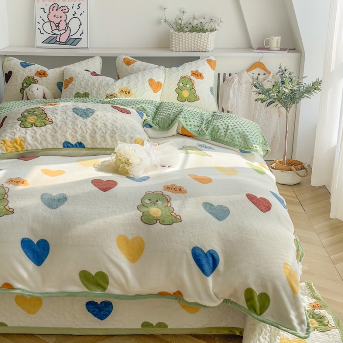 91家纺网 家纺一手货源 找家纺 赫梵茜 2023新款牛奶绒豆豆绒印花床盖被罩 爱心恐龙