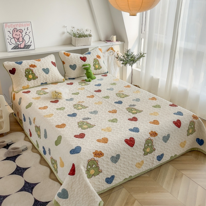 91家纺网 家纺一手货源 找家纺 赫梵茜 2023新款牛奶绒豆豆绒印花床盖被罩 爱心恐龙