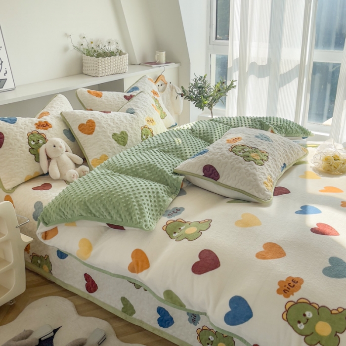 91家纺网 家纺一手货源 找家纺 赫梵茜 2023新款牛奶绒豆豆绒印花床盖被罩 爱心恐龙
