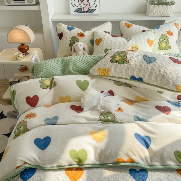 91家纺网 家纺一手货源 找家纺 赫梵茜 2023新款牛奶绒豆豆绒印花床盖被罩 爱心恐龙