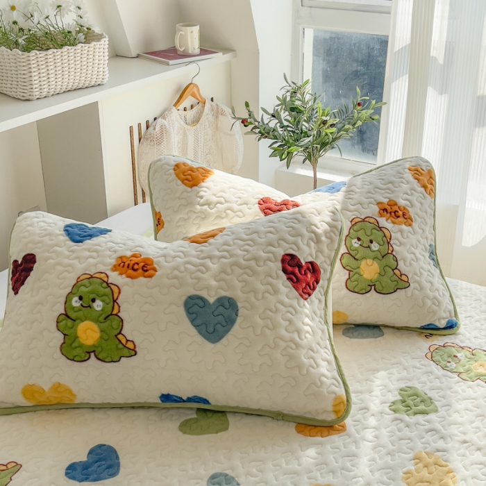 91家纺网 家纺一手货源 找家纺 赫梵茜 2023新款牛奶绒豆豆绒印花床盖被罩 爱心恐龙