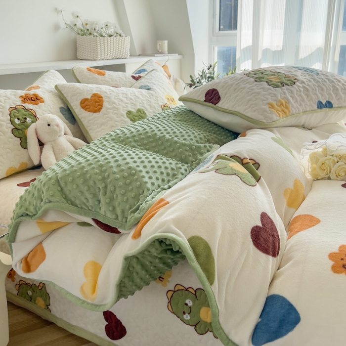 91家纺网 家纺一手货源 找家纺 赫梵茜 2023新款牛奶绒豆豆绒印花床盖被罩 爱心恐龙