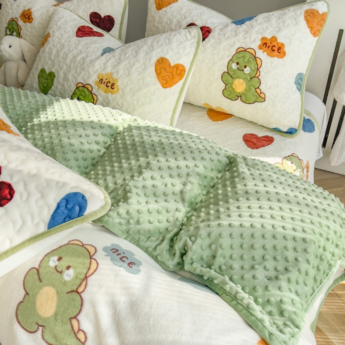 91家纺网 家纺一手货源 找家纺 赫梵茜 2023新款牛奶绒豆豆绒印花床盖被罩 爱心恐龙