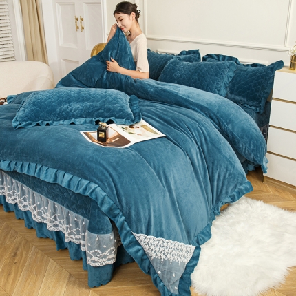 91家纺网 家纺一手货源 找家纺 12斤230g全消光牛奶绒夹棉床盖四件套兔兔绒绒蕾丝床裙款四件套