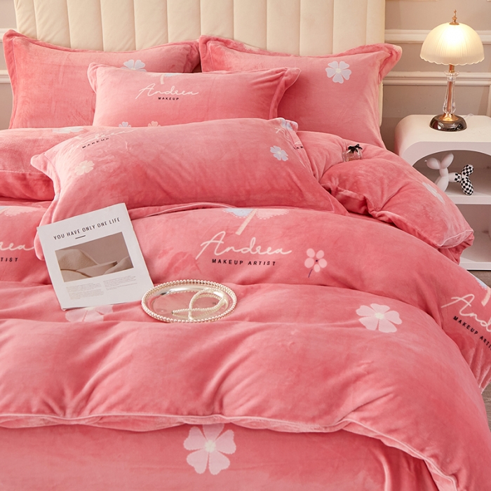 91家纺网 家纺一手货源 找家纺 尚品凤凰2025新款高克重印花牛奶绒四件套-工艺款 飞驰人生 绿