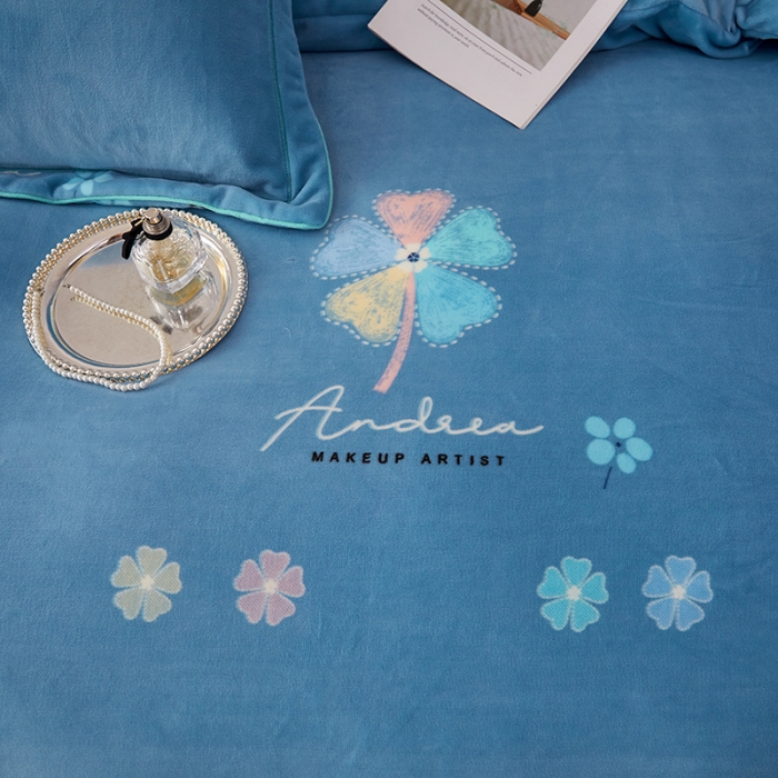 91家纺网 家纺一手货源 找家纺 尚品凤凰2025新款高克重印花牛奶绒四件套-工艺款 花甜蜜语  灰