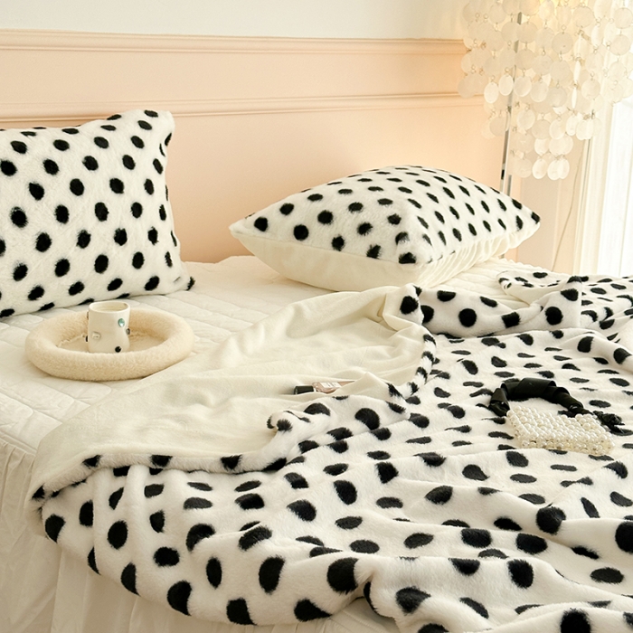 91家纺网 家纺一手货源 找家纺 昔可 2023新款波点兔兔绒毛毯 毛毯白底波点