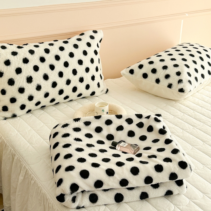 91家纺网 家纺一手货源 找家纺 昔可 2023新款波点兔兔绒毛毯 毛毯白底波点