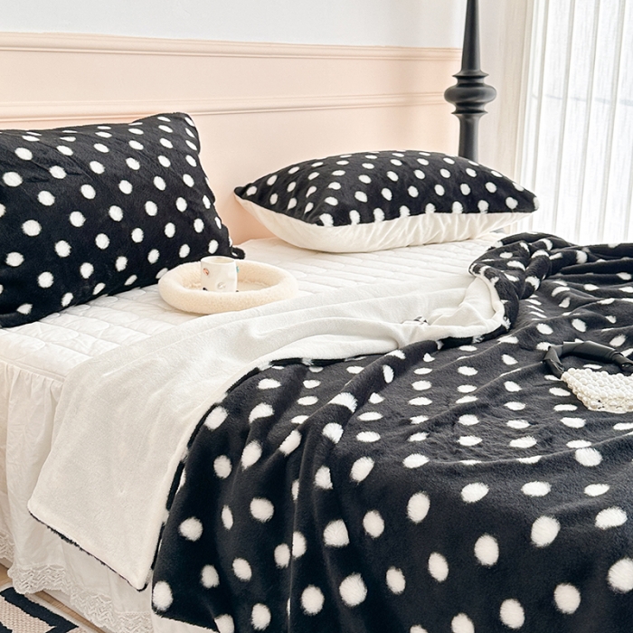 91家纺网 家纺一手货源 找家纺 昔可 2023新款波点兔兔绒毛毯 毛毯黑底波点