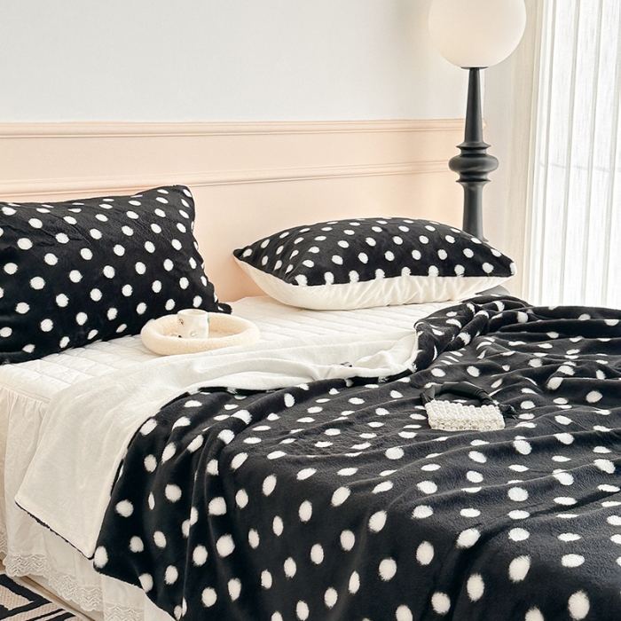 91家纺网 家纺一手货源 找家纺 昔可 2023新款波点兔兔绒毛毯 毛毯黑底波点