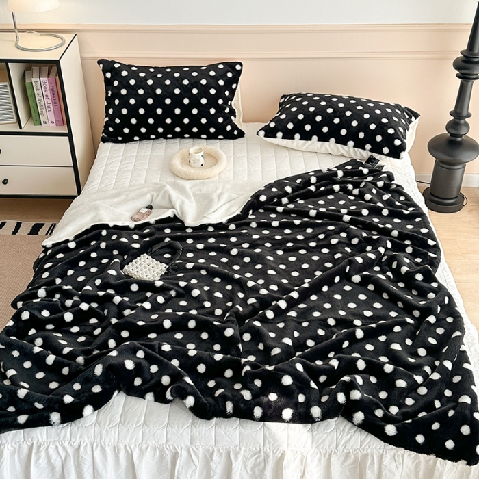91家纺网 家纺一手货源 找家纺 昔可 2023新款波点兔兔绒毛毯 毛毯黑底波点
