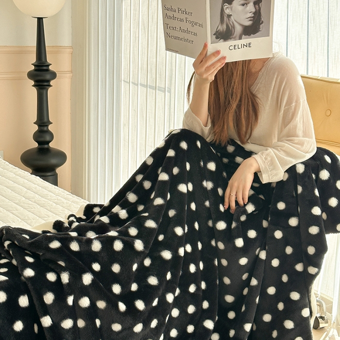 91家纺网 家纺一手货源 找家纺 昔可 2023新款波点兔兔绒毛毯 毛毯黑底波点