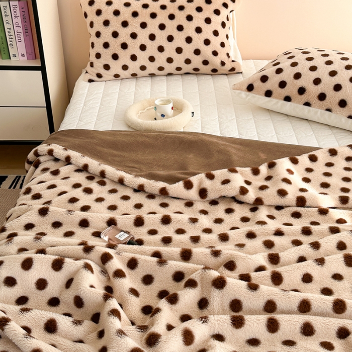 91家纺网 家纺一手货源 找家纺 昔可 2023新款波点兔兔绒毛毯 毛毯焦糖波点