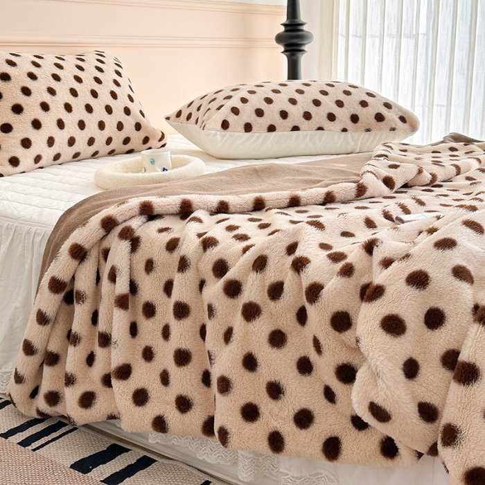 91家纺网 家纺一手货源 找家纺 昔可 2023新款波点兔兔绒毛毯 毛毯焦糖波点