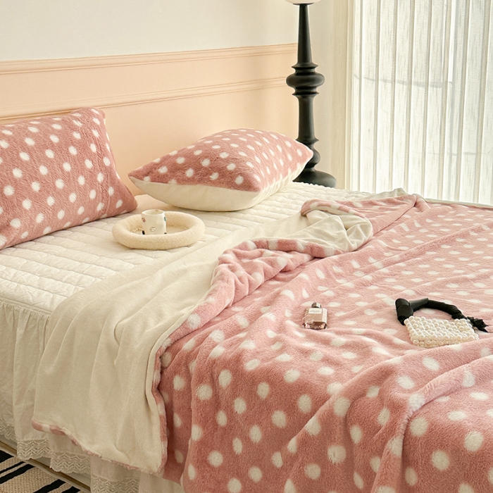 91家纺网 家纺一手货源 找家纺 昔可 2023新款波点兔兔绒毛毯 毛毯玉粉波点