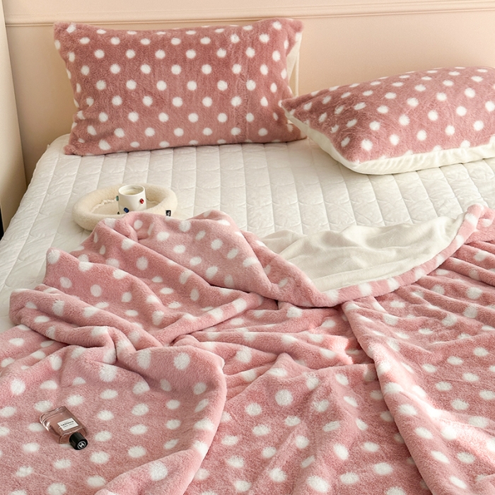 91家纺网 家纺一手货源 找家纺 昔可 2023新款波点兔兔绒毛毯 毛毯玉粉波点