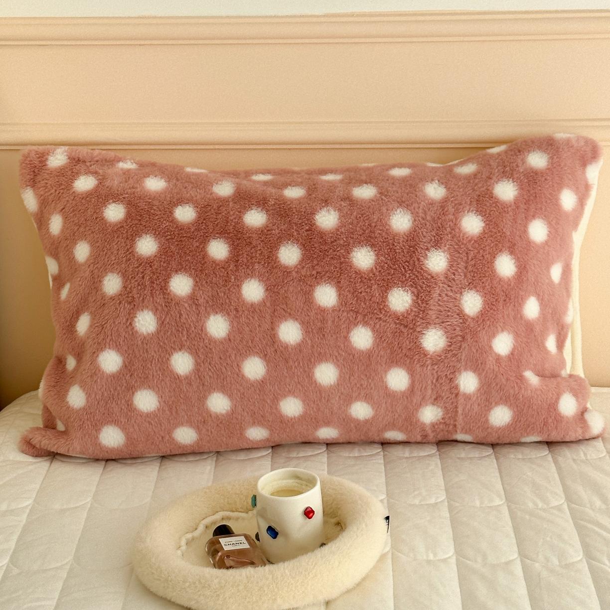 91家纺网 家纺一手货源 找家纺 昔可 2023新款波点兔兔绒毛毯 枕套玉粉波点