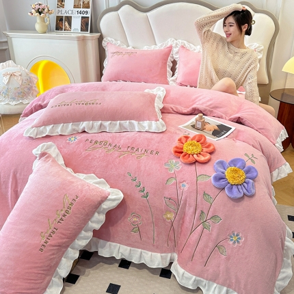 91家纺网 家纺一手货源 找家纺 漫步云9.5斤小清新加厚兔毛绒牛奶绒贴布绣刺绣花四件套高克重宝宝婴儿绒