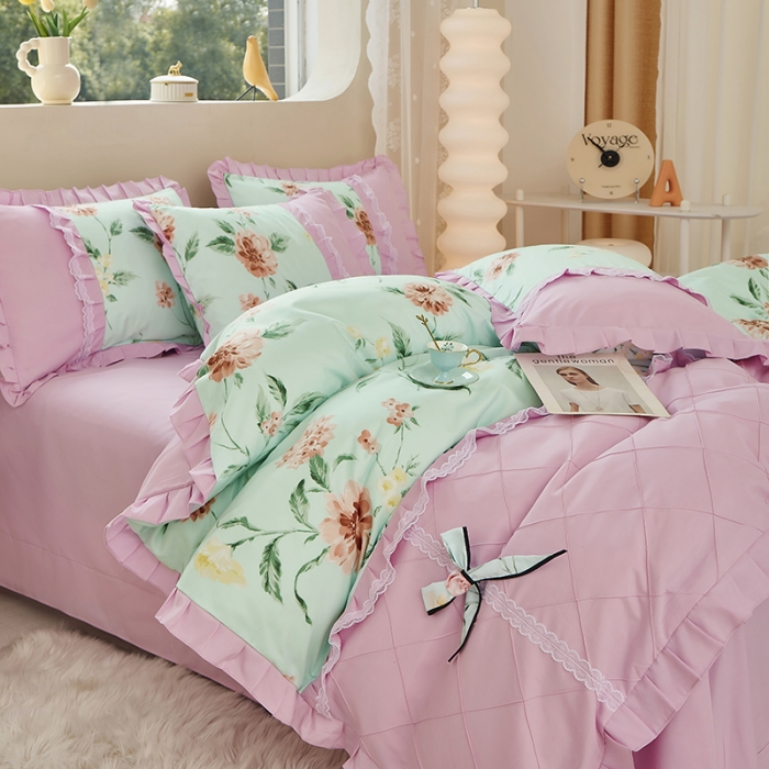 91家纺网 家纺一手货源 找家纺 靓生活 2023新款贡棉浪漫花边印花四件套 思郁法情-浅蓝