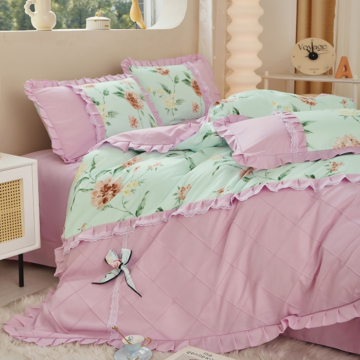 91家纺网 家纺一手货源 找家纺 靓生活 2023新款贡棉浪漫花边印花四件套 思郁法情-浅蓝