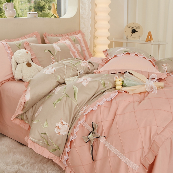 91家纺网 家纺一手货源 找家纺 靓生活 2023新款贡棉浪漫花边印花四件套 旋风记忆-温情咖