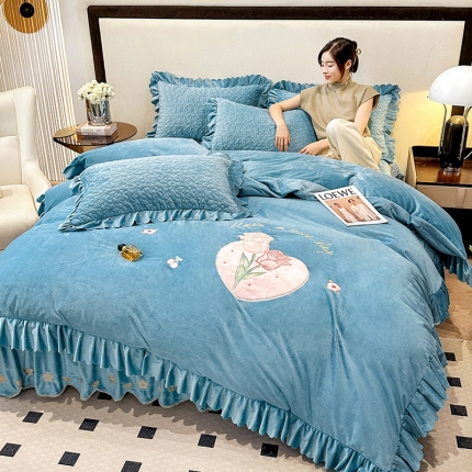 91家纺网 家纺一手货源 找家纺 漫步云11斤高克重婴儿绒床盖四件套超细腻牛奶绒贴布绣花刺绣床盖三件套