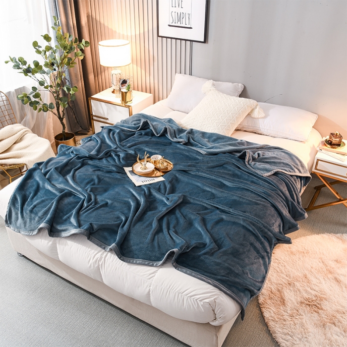 91家纺网 家纺一手货源 找家纺 仟人梦 2024新款纯色法莱绒毛毯多功能毛毯 雾蓝色