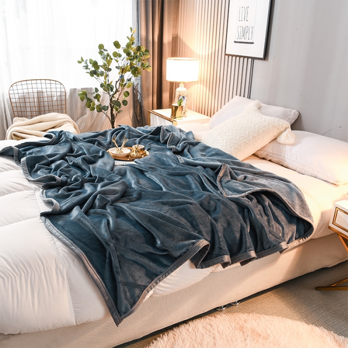 91家纺网 家纺一手货源 找家纺 仟人梦 2024新款纯色法莱绒毛毯多功能毛毯 雾蓝色