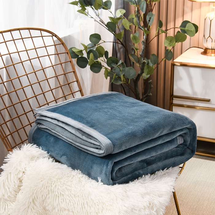 91家纺网 家纺一手货源 找家纺 仟人梦 2024新款纯色法莱绒毛毯多功能毛毯 雾蓝色