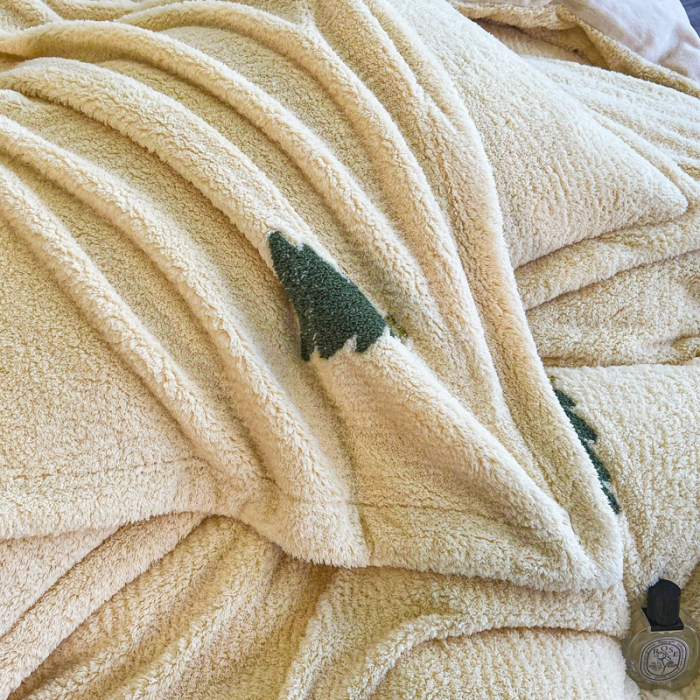 91家纺网 家纺一手货源 找家纺 畅畅家纺 2023新款加厚泰迪绒刺绣熊猫四件套 圣诞树-黄