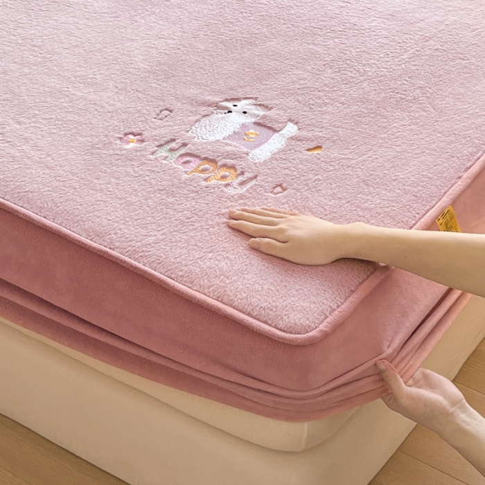 91家纺网 家纺一手货源 找家纺 鑫钰 2023新款高克重A类兔毛绒刺绣床笠 快乐狗-豆沙粉