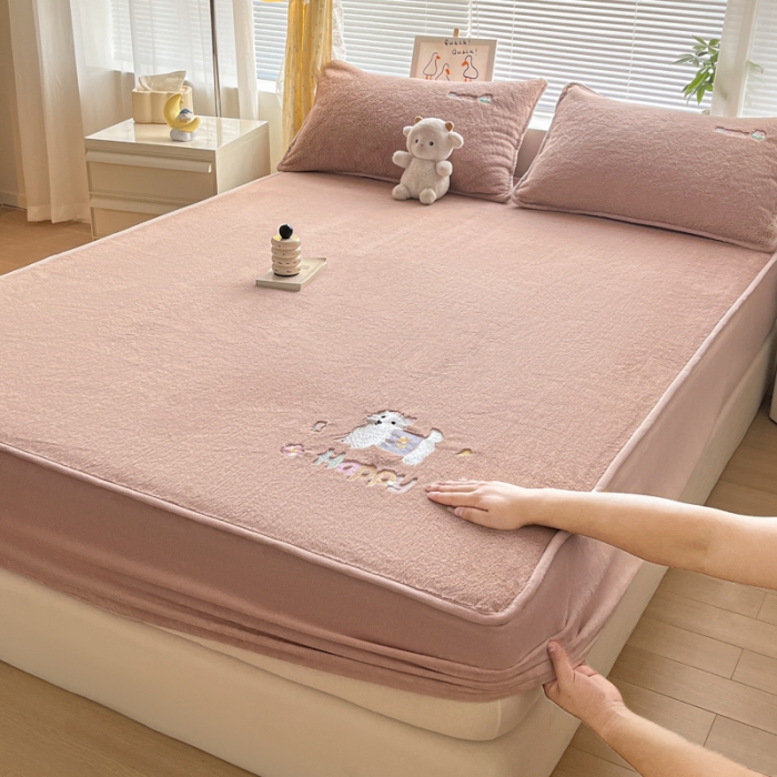 91家纺网 家纺一手货源 找家纺 鑫钰 2023新款高克重A类兔毛绒刺绣床笠 快乐狗-摩卡驼